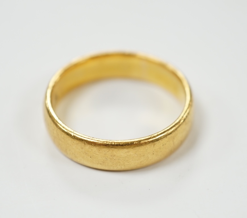 A George V 22ct gold wedding band, size K, 5.5 grams. Condition - fair